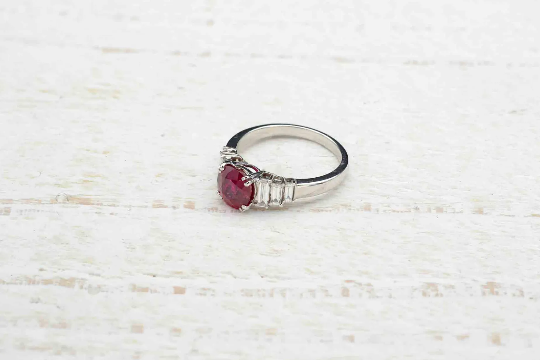 Bottazzi Blondeel Bague rubis et diamants baguettes en or blanc 18k Store