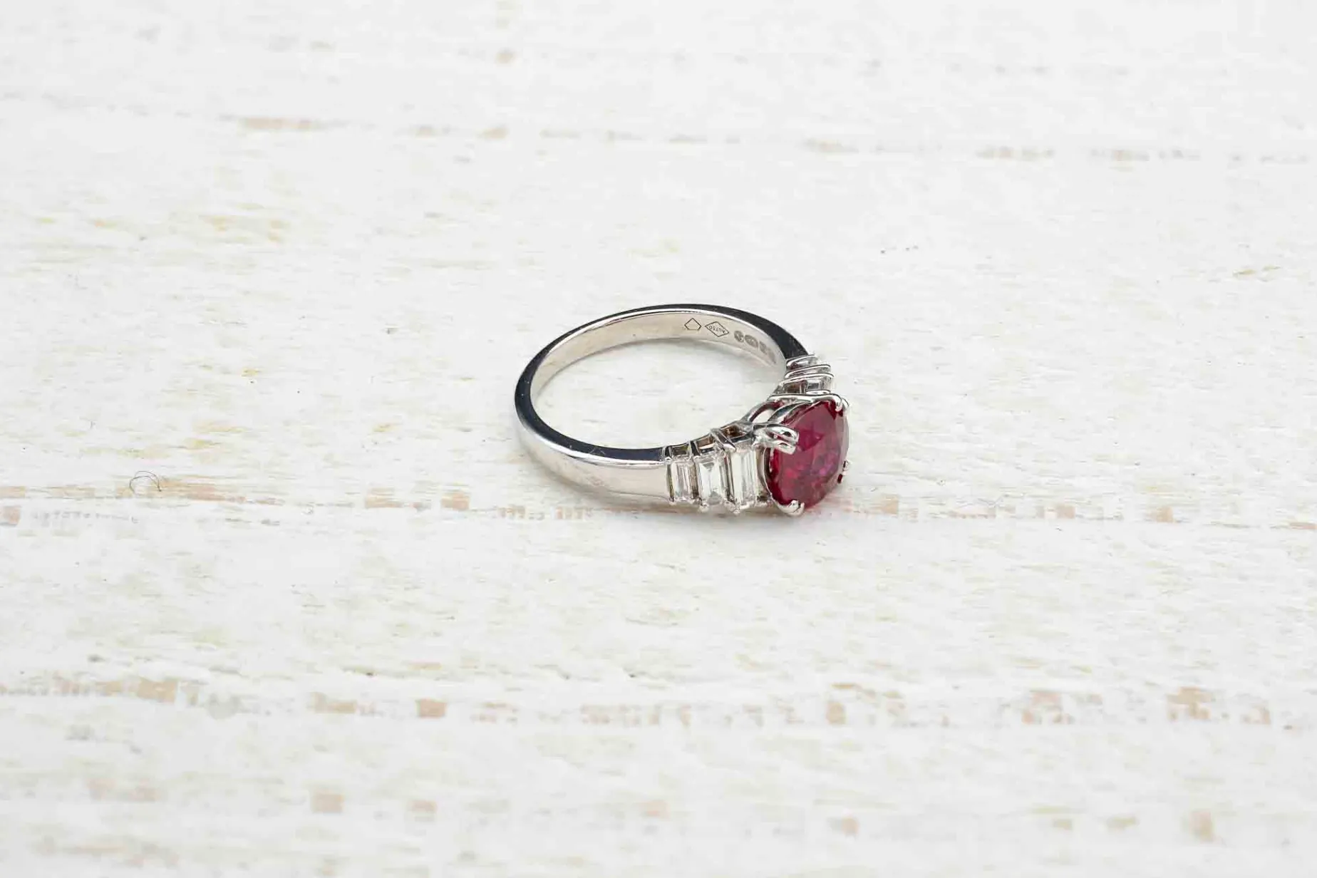 Bottazzi Blondeel Bague rubis et diamants baguettes en or blanc 18k Store