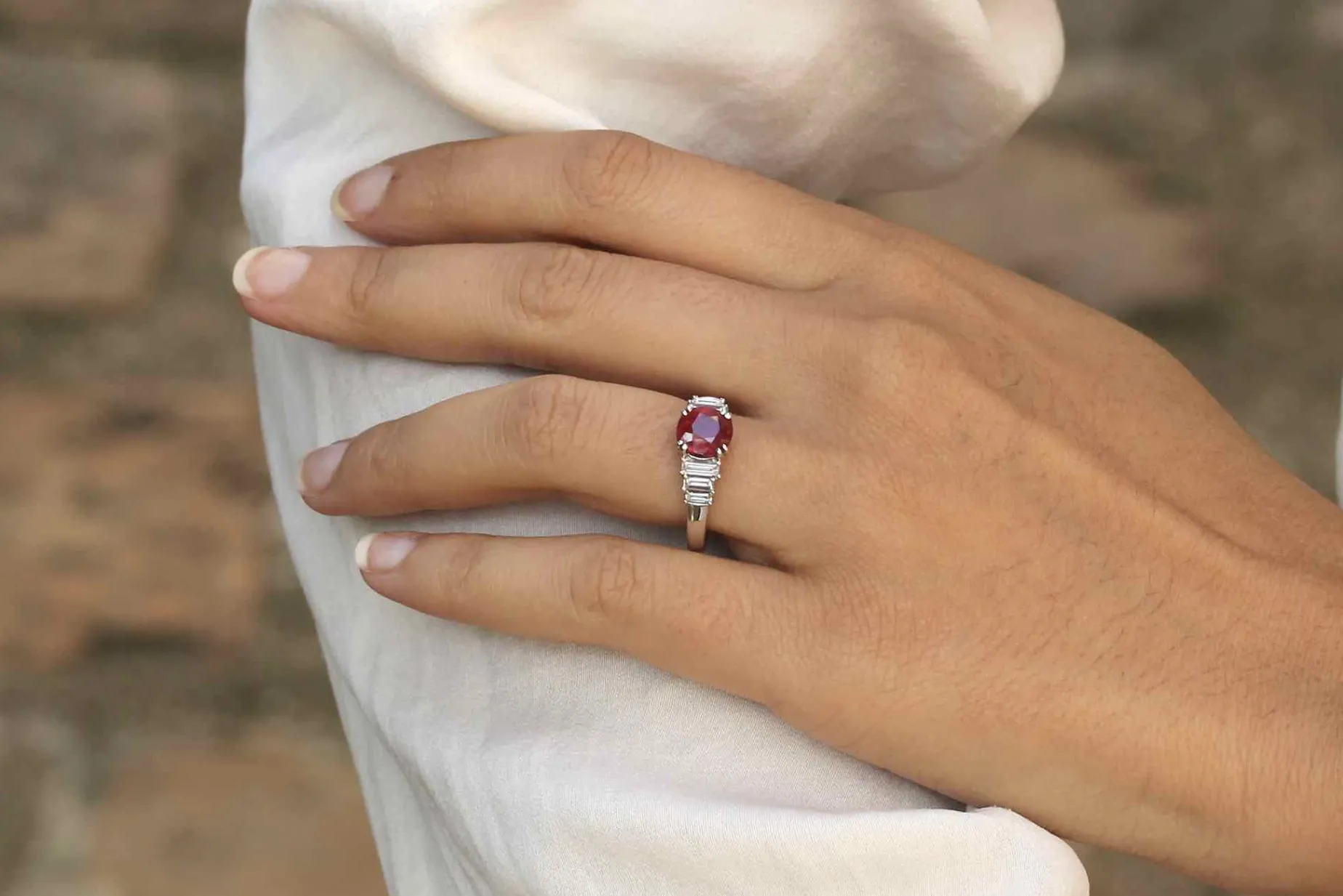 Bottazzi Blondeel Bague rubis et diamants baguettes en or blanc 18k Store