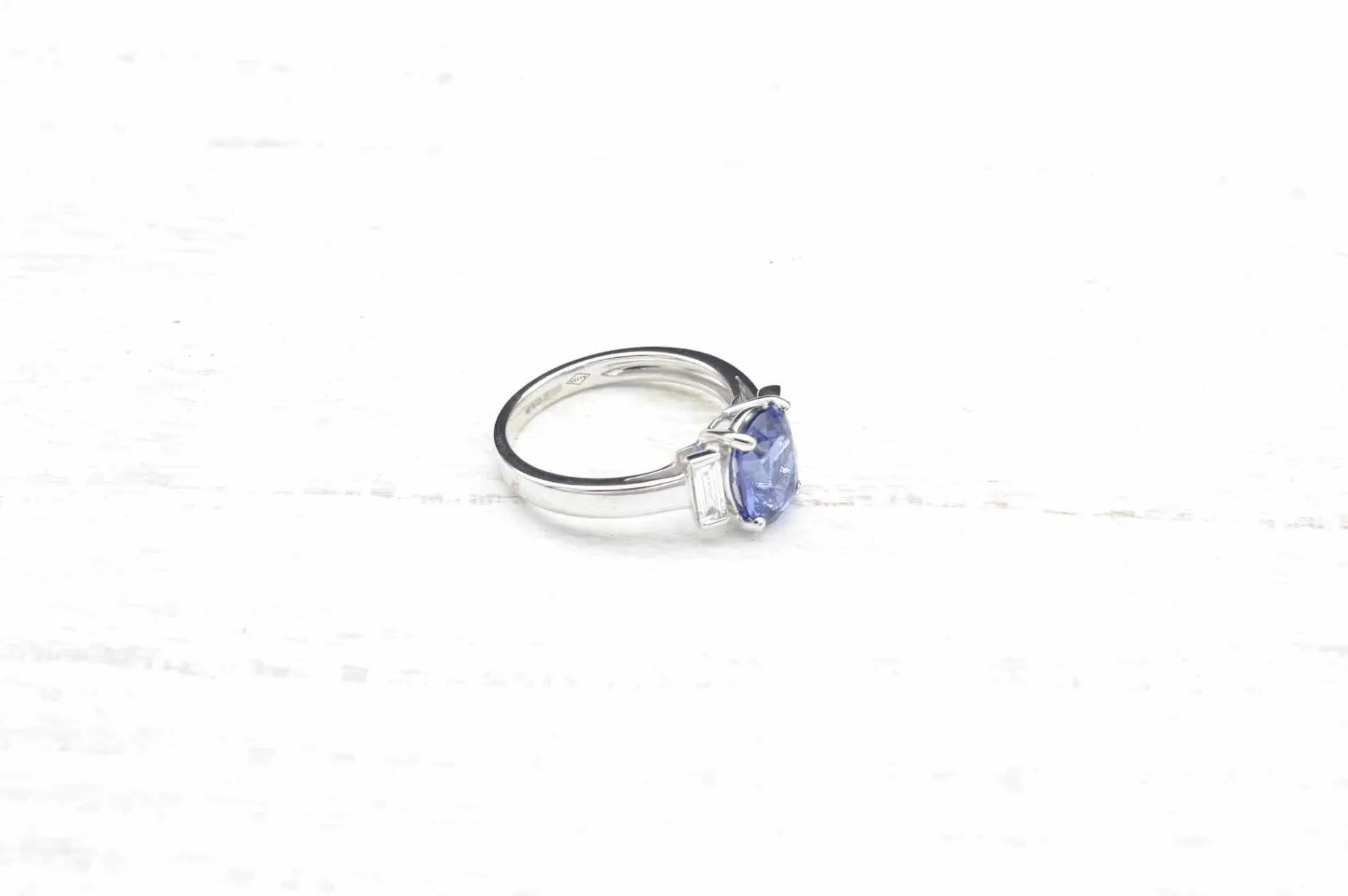 Bottazzi Blondeel Bague saphir et diamants baguettes en or blanc 18k New