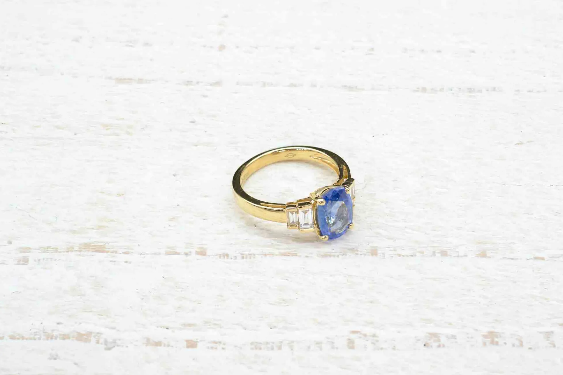 Bottazzi Blondeel Bague saphir ovale et baguettes en or jaune 18k Online