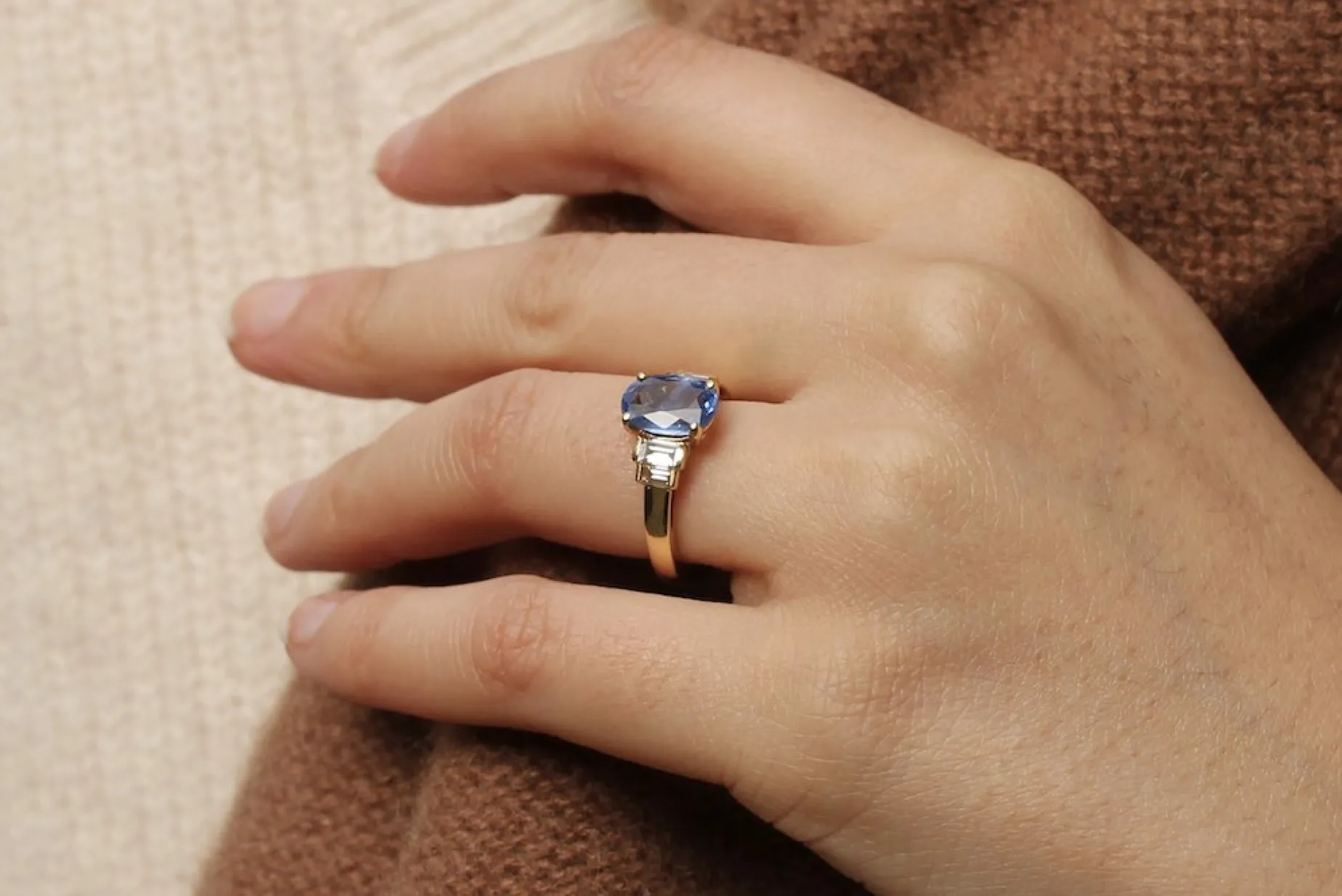 Bottazzi Blondeel Bague saphir ovale et baguettes en or jaune 18k Online