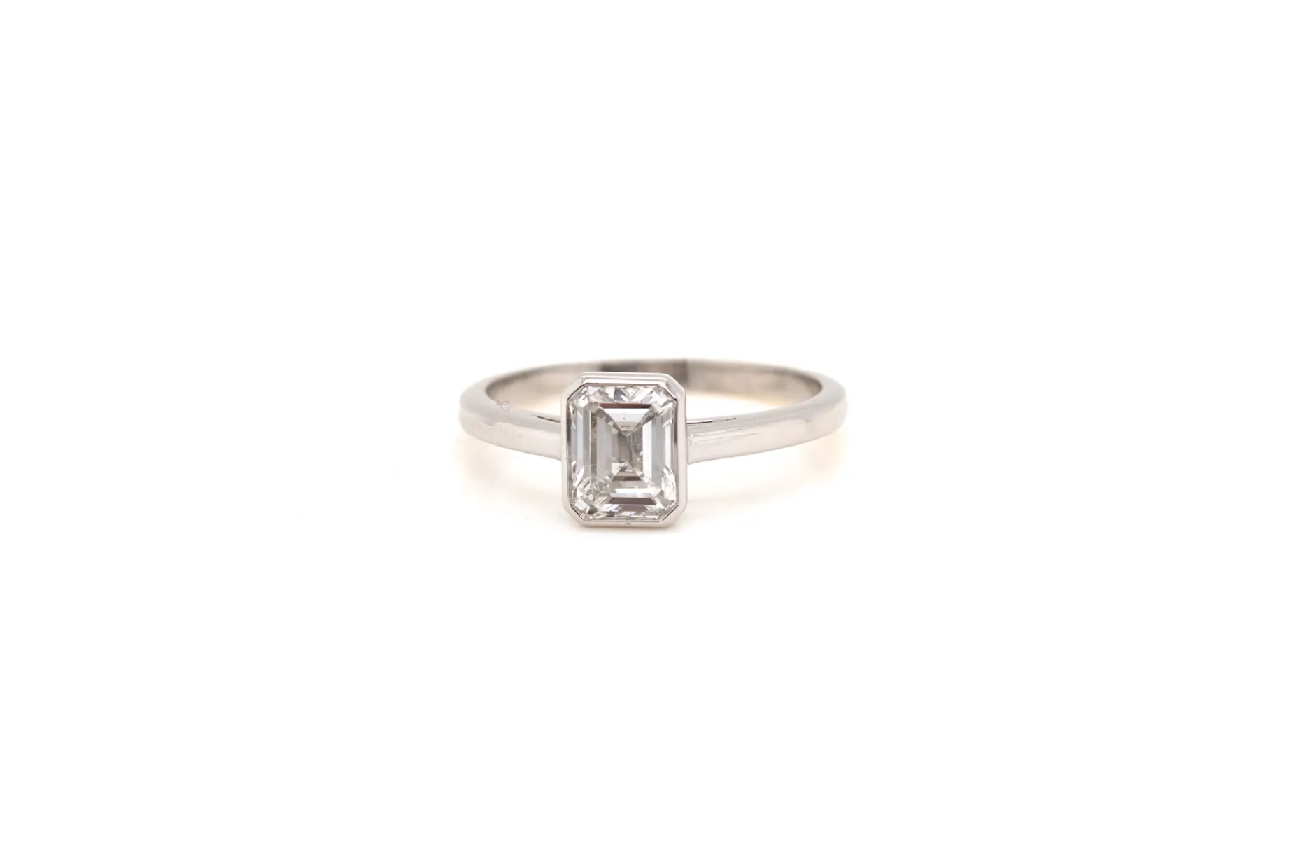 Bottazzi Blondeel Bague solitaire diamant de taille émeraude en platine New