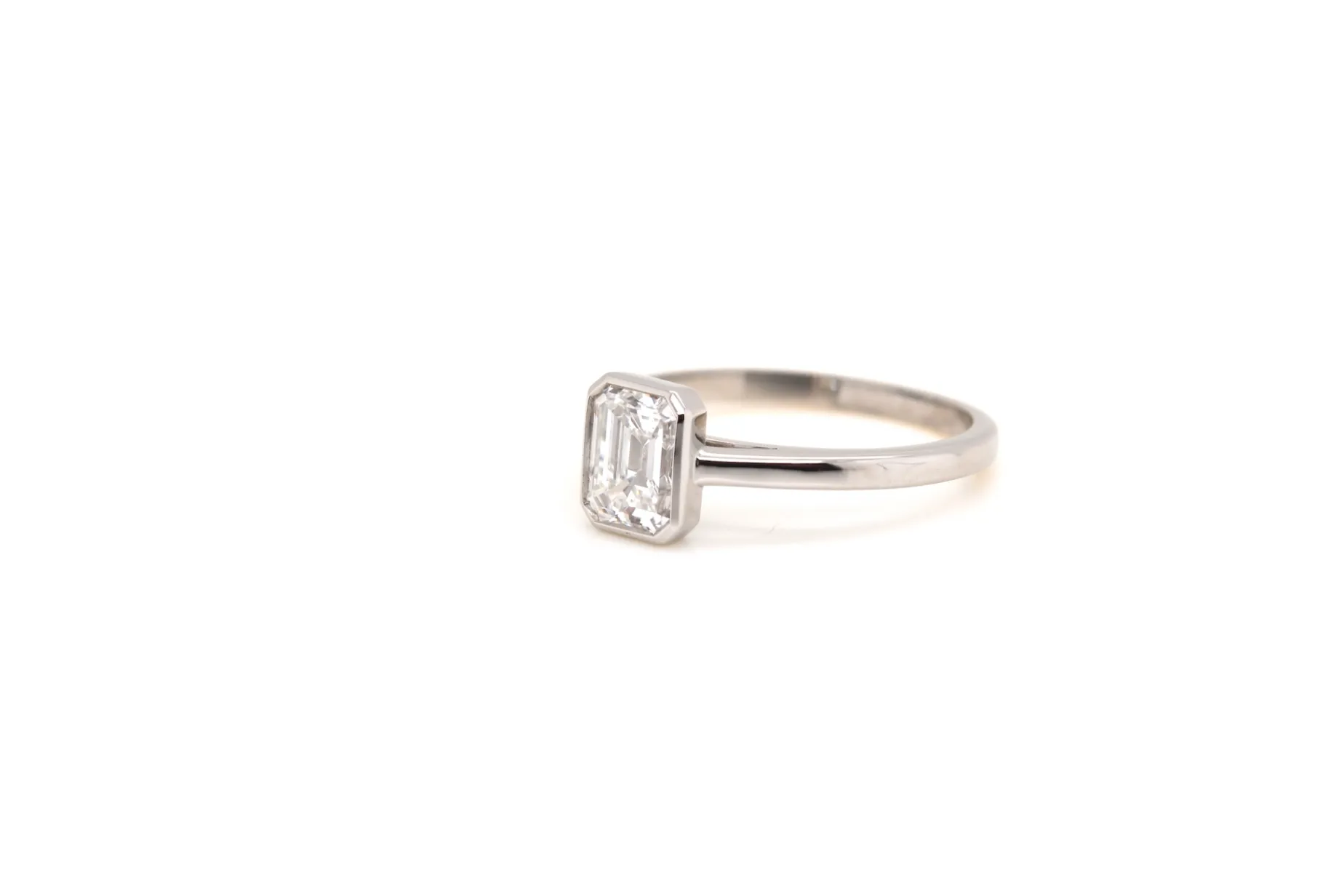 Bottazzi Blondeel Bague solitaire diamant de taille émeraude en platine New